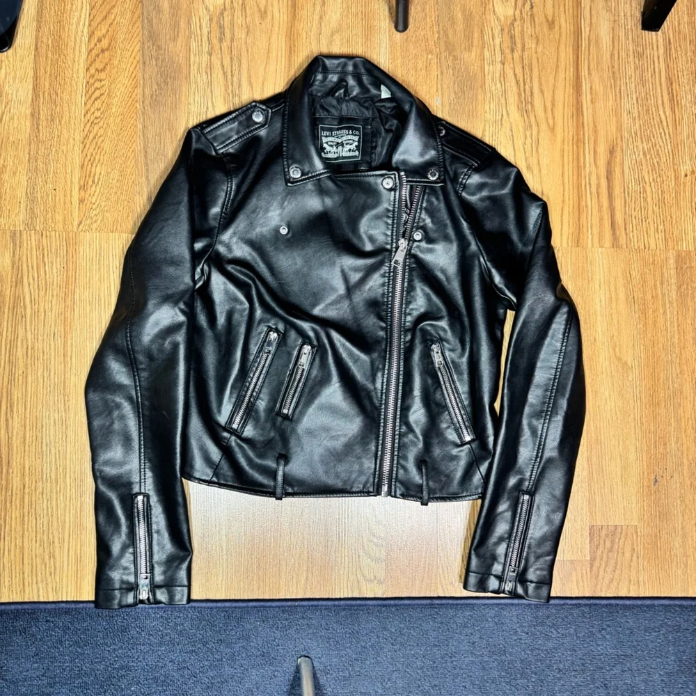 Levi's Women Moto Faux Black Leather Motorcycle Jacket with Glossy Finish - Picture 2 of 8